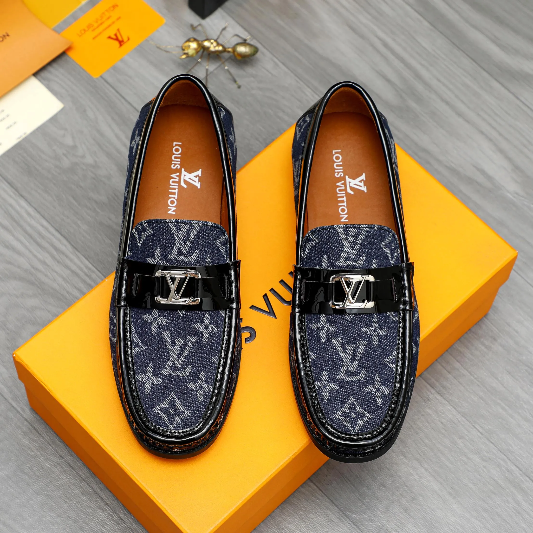 Men's shoes💰400 Product trademark: LV "Louis Vuitton" casual slip-on shoes Regular size: 38-45 (45 is custom-made and non-returnable) Product materials: Selected breathable fabric stitching upper, cowhide lining, rubber outsole